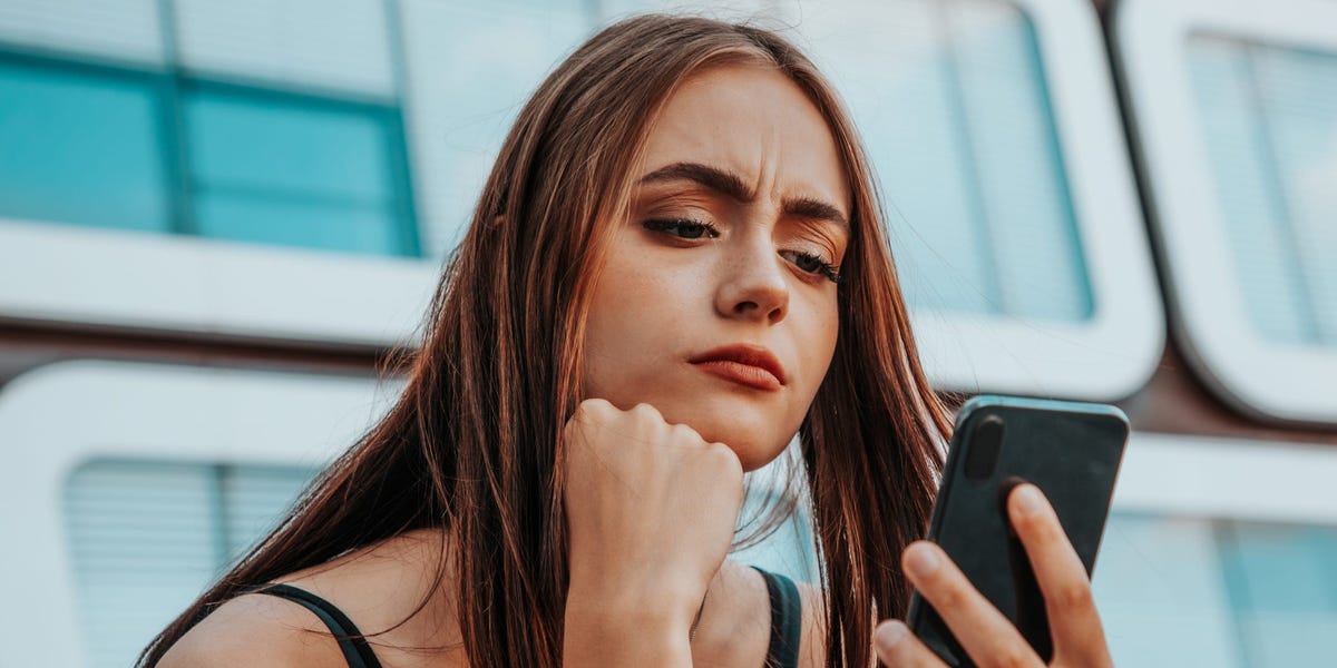 3 digital body language signs someone isn't into you, even if they always text back