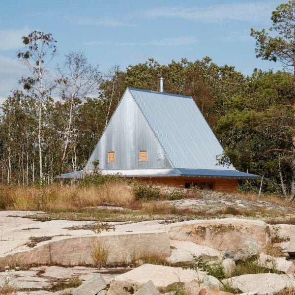 Hat-shaped metal roof shelters Hee House by Studio Ellsinger