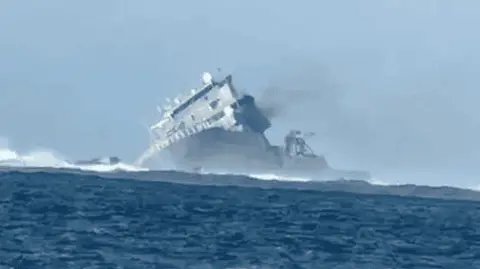 Crashed NZ navy ship was left on autopilot, inquiry finds