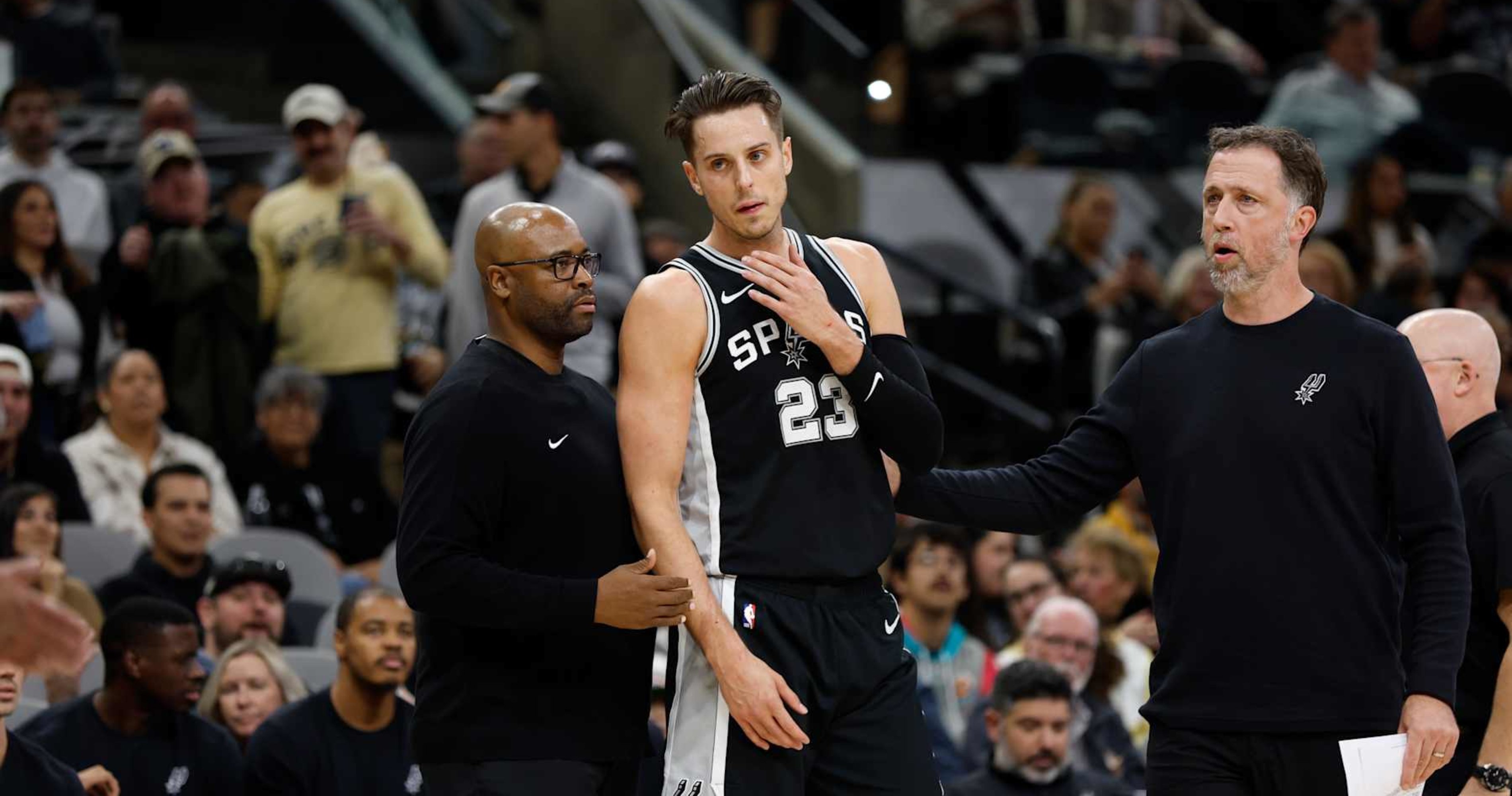 Spurs' Zach Collins Fined $35K for Middle Finger Gesture After Ejection vs. Kings