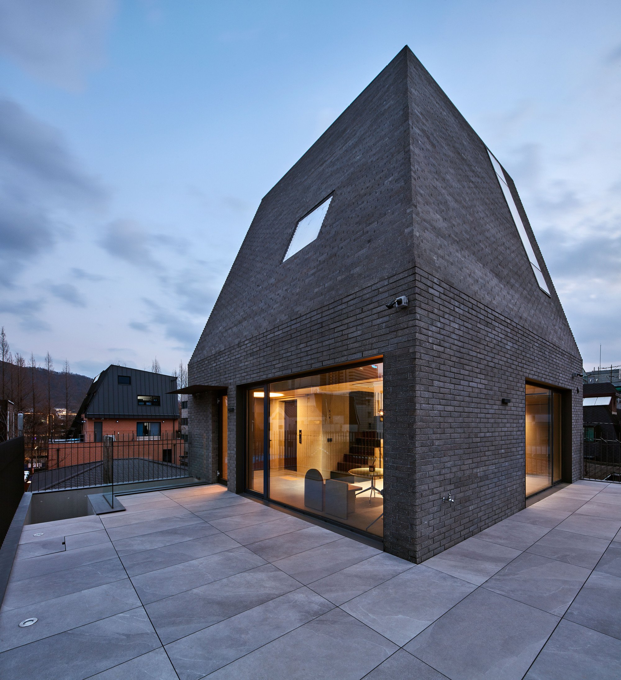 UjooHyun Neighbourhood Living Facility / Chun Architects