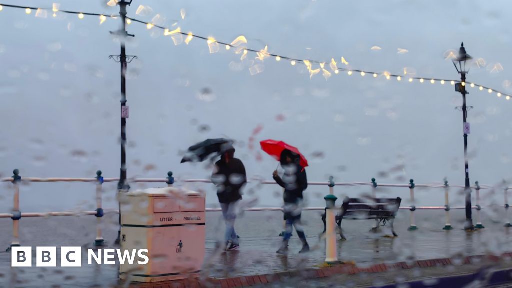 Thousands without power as Storm Darragh hits Wales