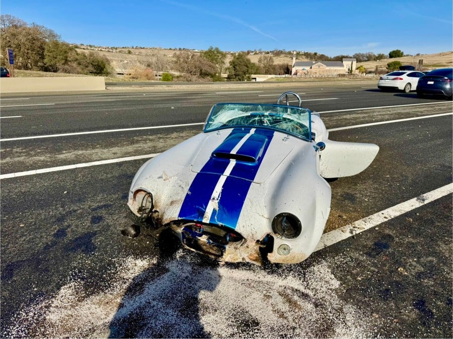 Classic Shelby Cobra crashes on Northern California highway