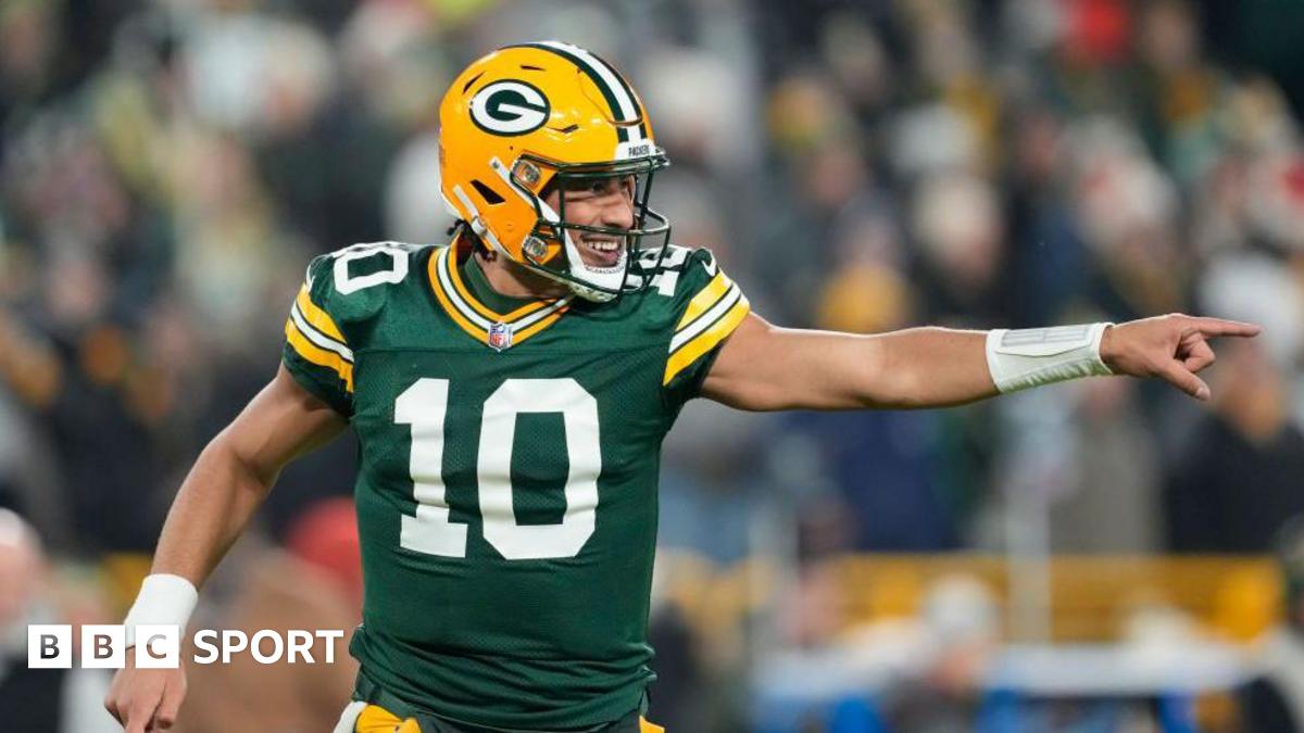 Packers rout Saints to clinch play-off spot