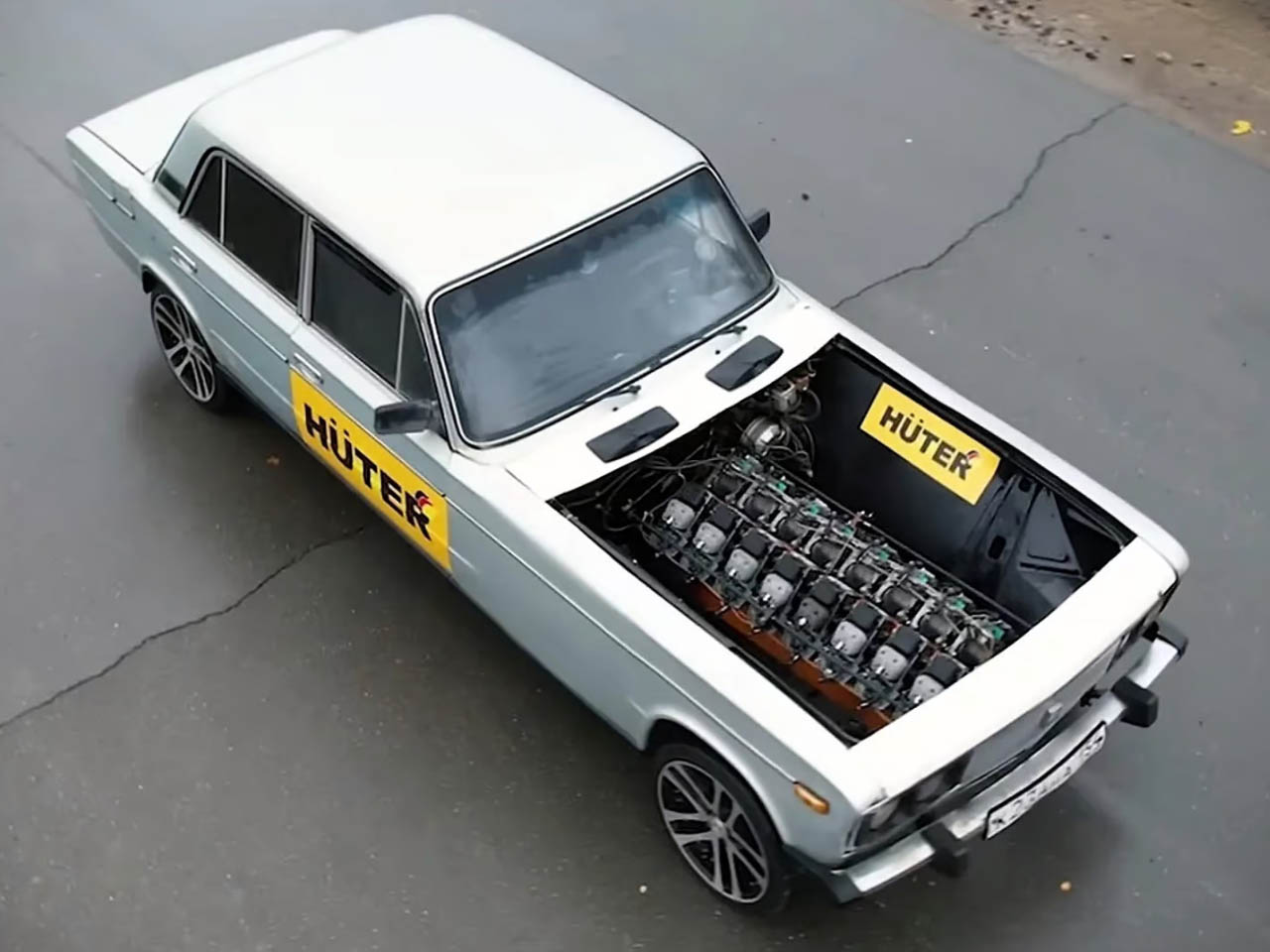 16 Chainsaws get converted into an oversized V16 engine for a Custom Lada Design