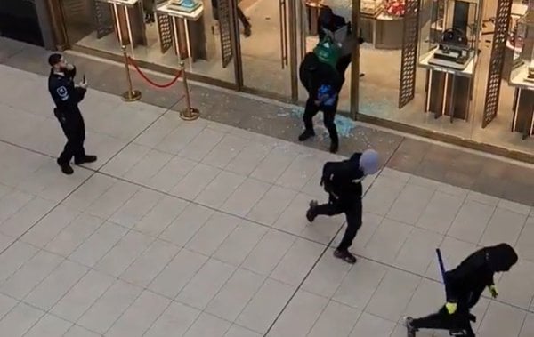 Another smash-and-grab jewelry store heist in Ontario shopping centre, hammers used