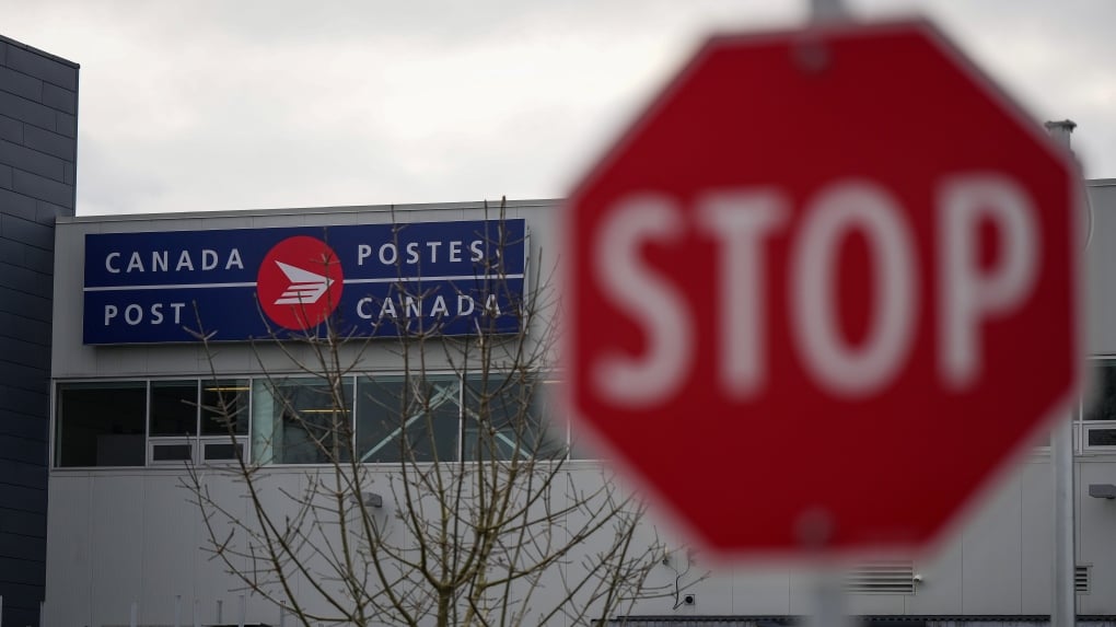 Canada Post removes deadline for Santa letter program amid strike