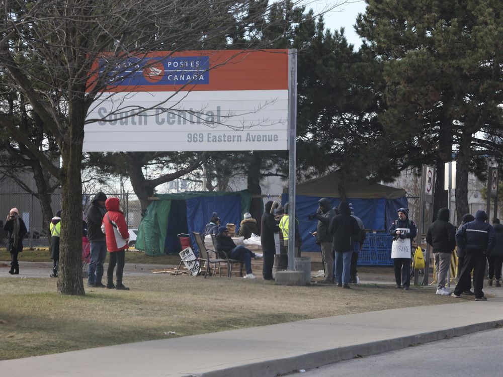 Canada Post strike to cost small businesses $1 billion as calls for action mount