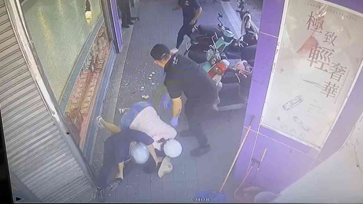 Citizens take down suspect after he smashes jewelry store window in brazen daylight robbery