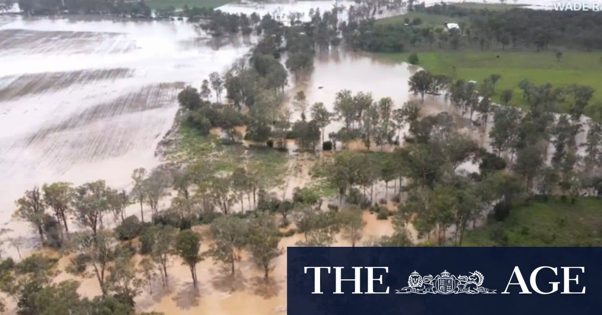 Crews rescue Queenslanders from floodwaters