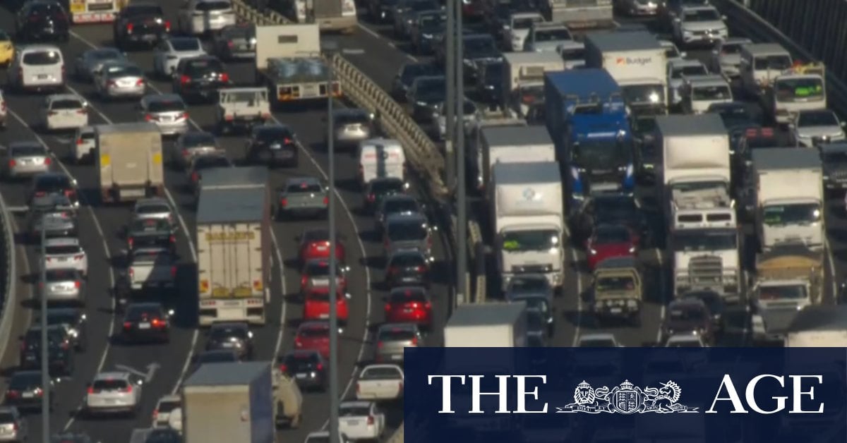 Drivers banked up for kilometres after serious crash on major Melbourne freeway