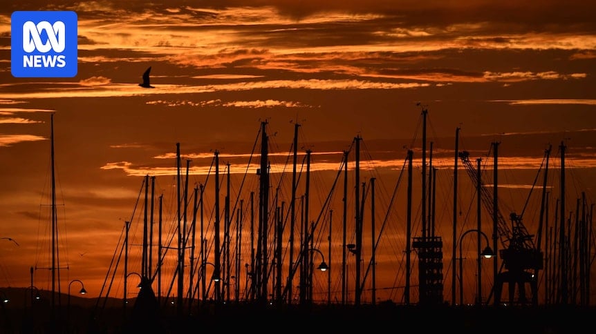 Fire authorities on high alert as heatwave brings hottest weather in years to parts of Victoria