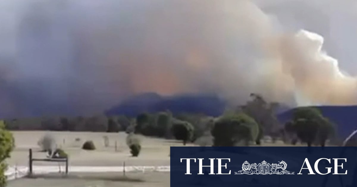 Firefighters on alert as bushfire burns in Victoria