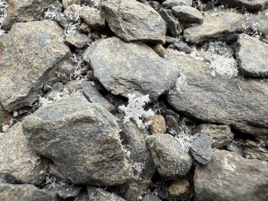 First snow of winter falls on Taiwan's highest mountain Yushan