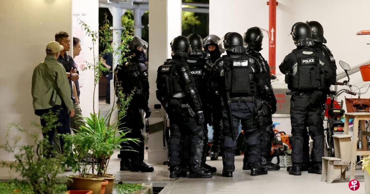 Hougang drama: 4-hour police standoff as man locks himself in flat