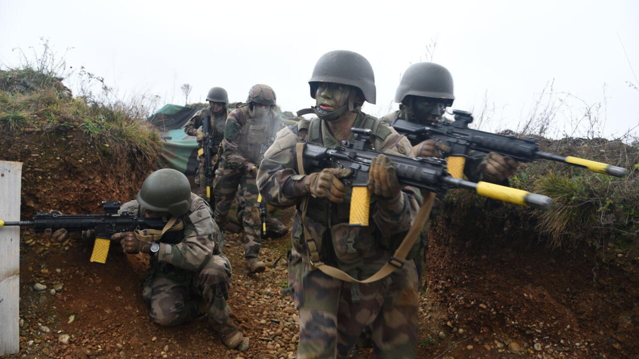 How French soldiers train for trench warfare