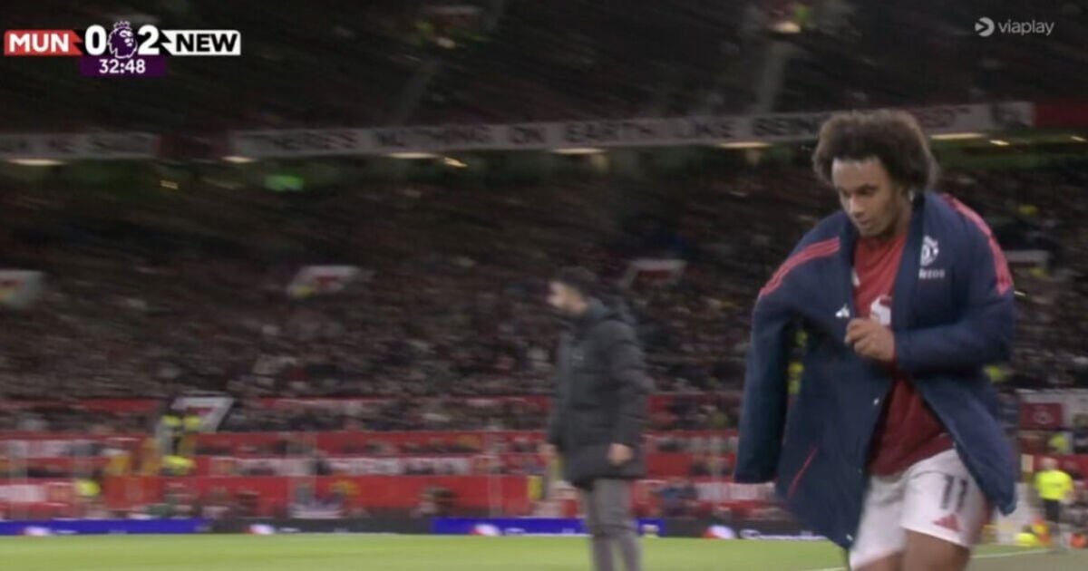 Joshua Zirkzee runs down Man Utd tunnel after being booed off in first half vs Newcastle