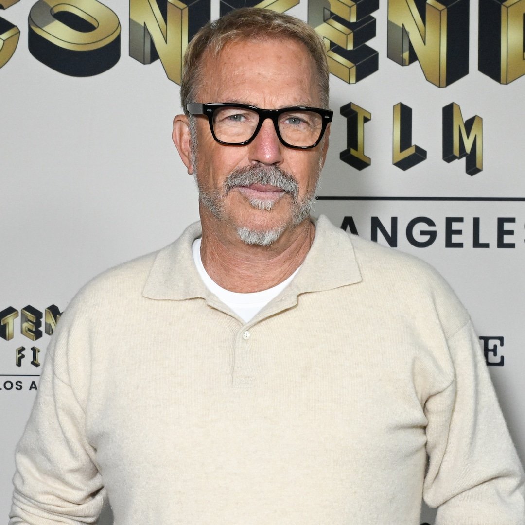  Kevin Costner Shares Rare Photo With 6 of His Kids 