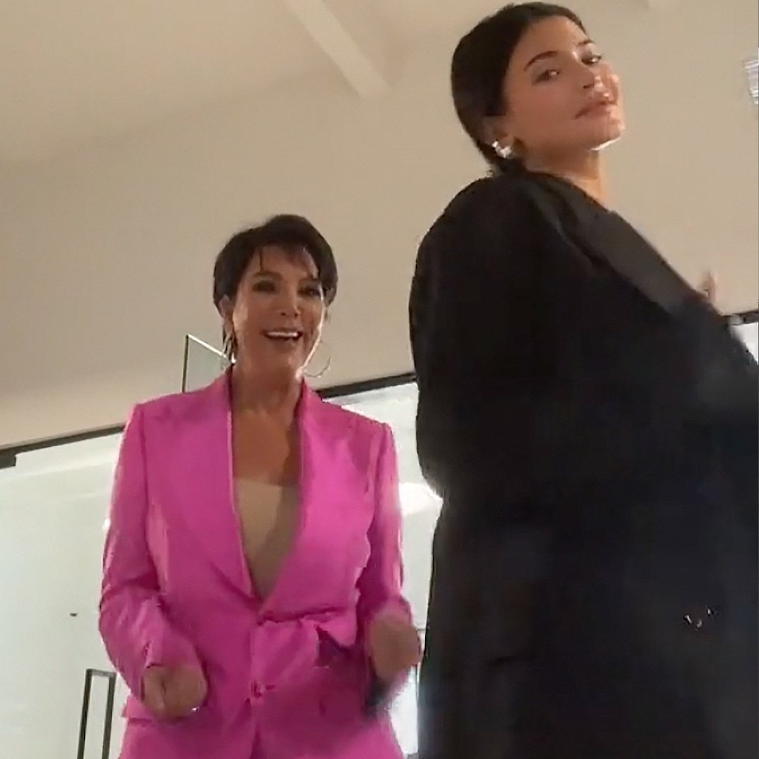 
                        Kylie Jenner's Custom Christmas Gift for Mom Kris Jenner Revealed
                