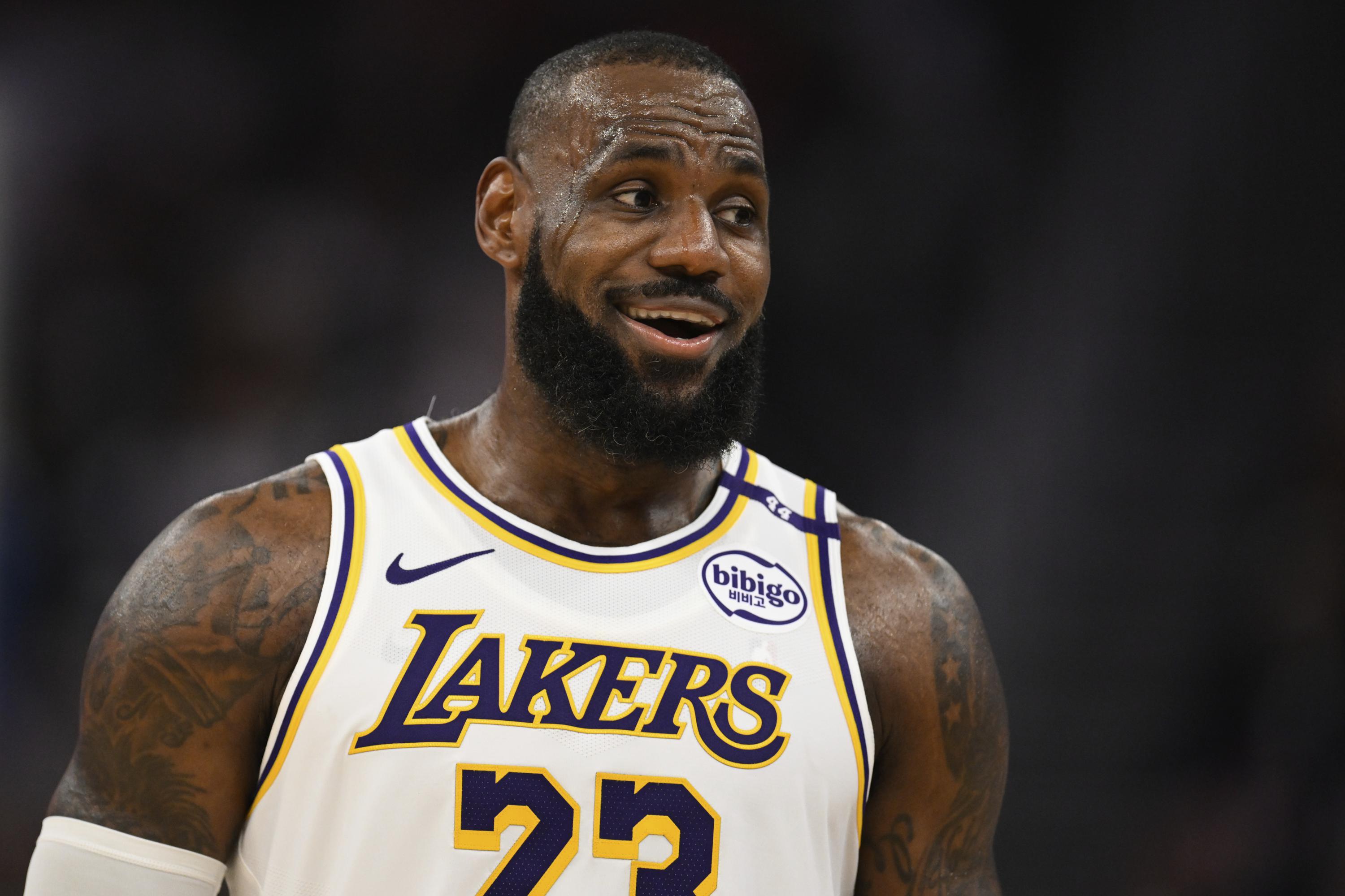 LeBron James scores 31 in record 19th Christmas Day game as Lakers hold off Curry, Warriors 115-113