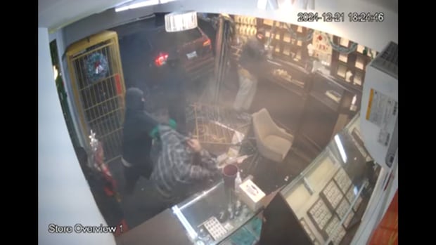 Owner of Montreal jewelry store fights back after thieves crash car through shop in brazen robbery