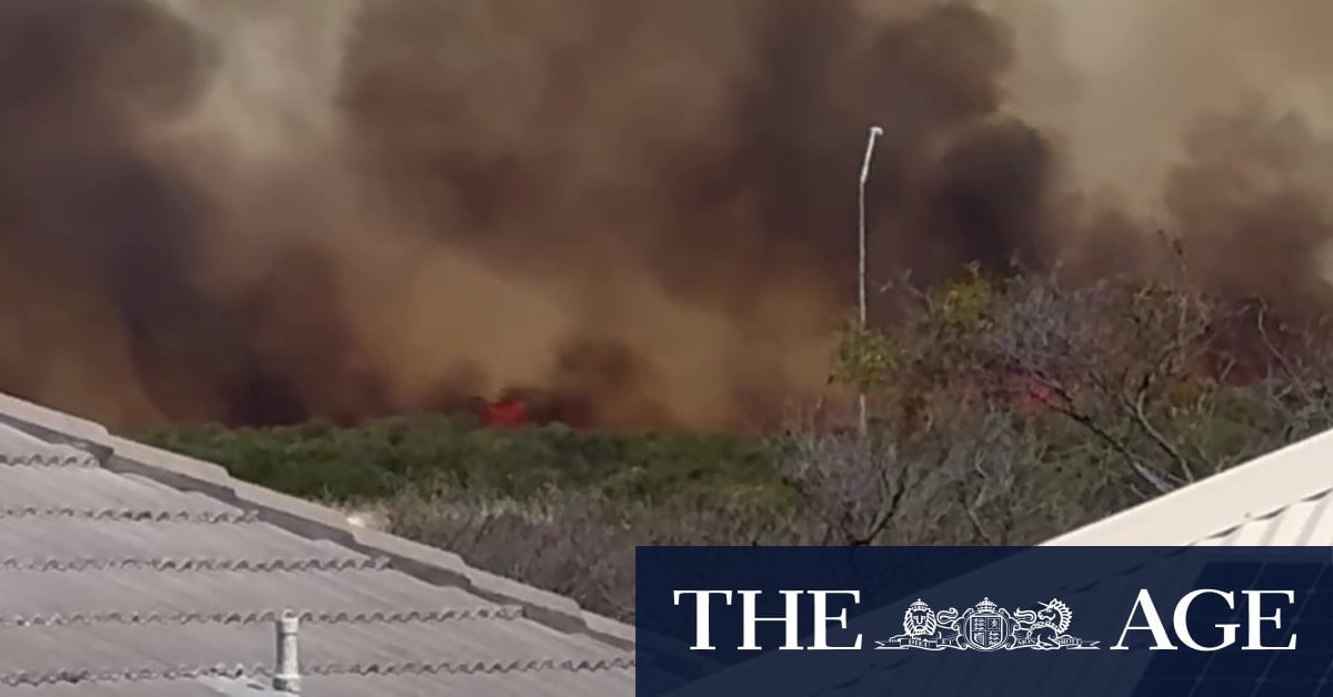 Port Kennedy residents urged to flee as bushfire threatens homes