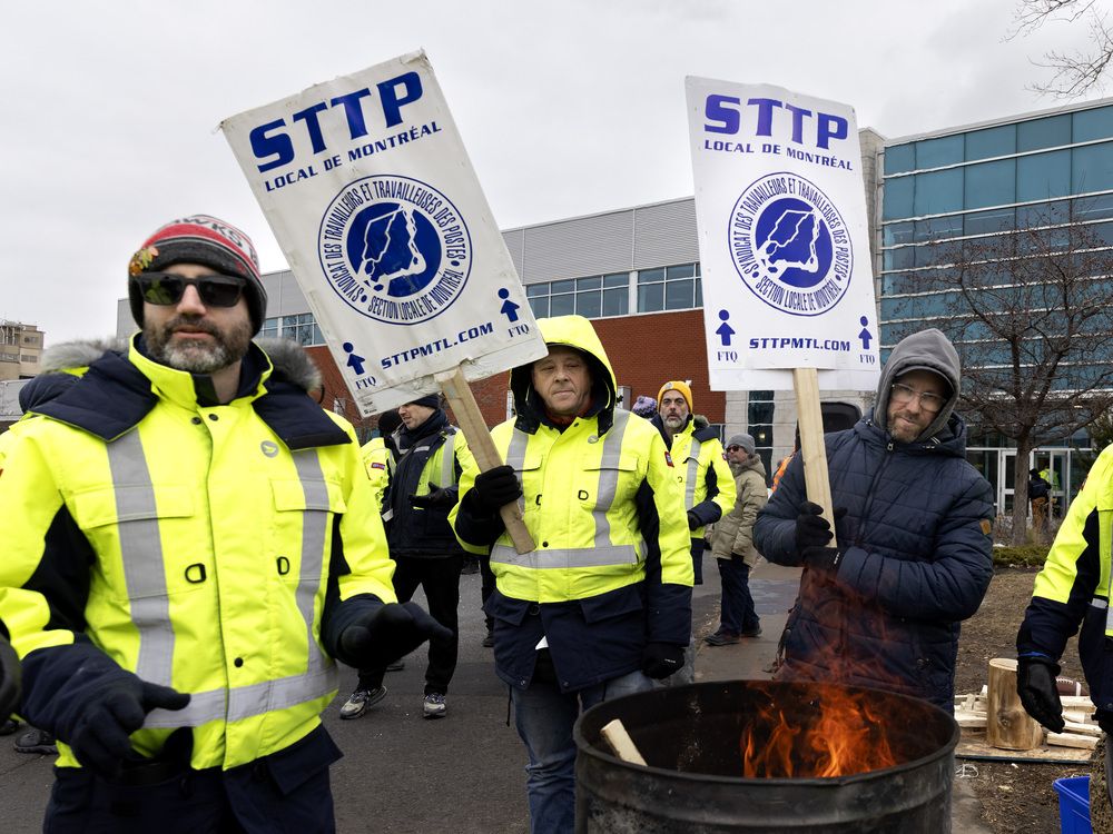 Pressure rises on federal government to intervene in Canada Post strike