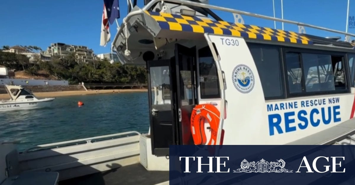 Search continues for teenage boy swept off rocks on NSW coast