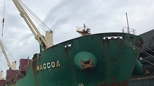 Ship remains stalled on St-Lawrence River north of Montreal