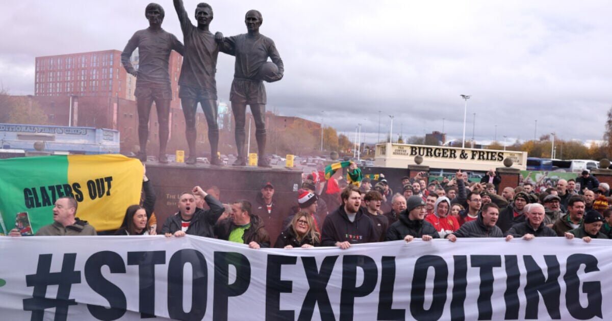 Sir Jim Ratcliffe targeted by Man Utd fans in angry protest at Everton match