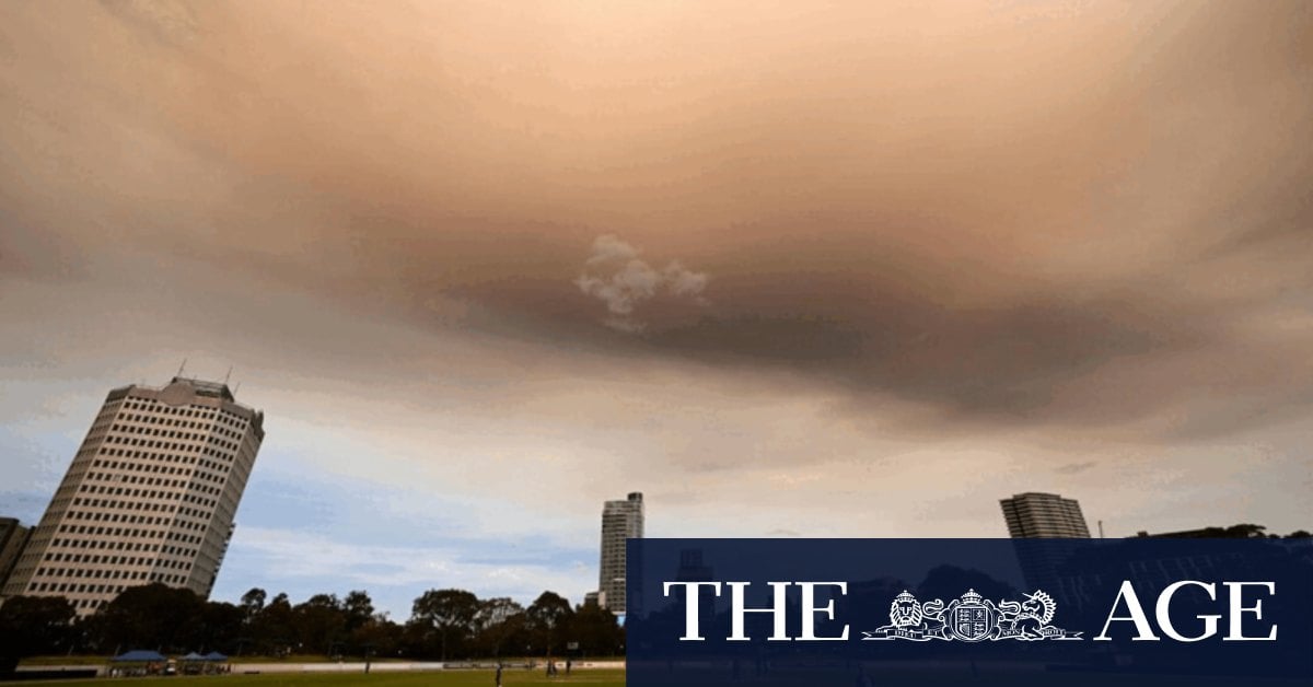 Smoke clears over Melbourne as regional fires threaten homes