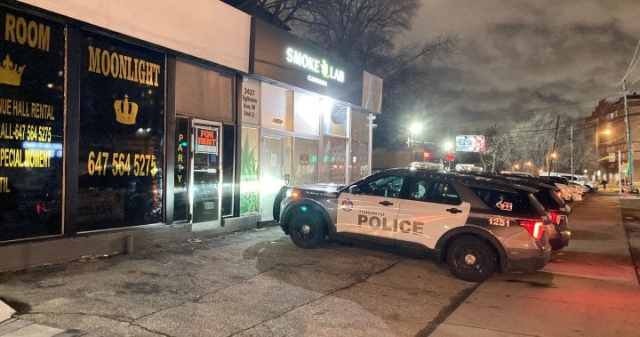 Suspects armed with hammers in two robberies in Toronto: police