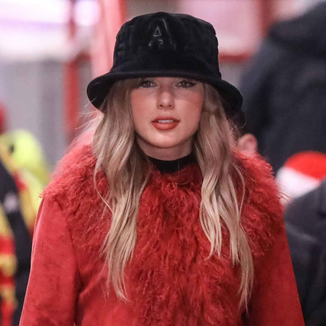  Taylor Swift Supports Travis Kelce at Chiefs Game After Eras Tour Ends 