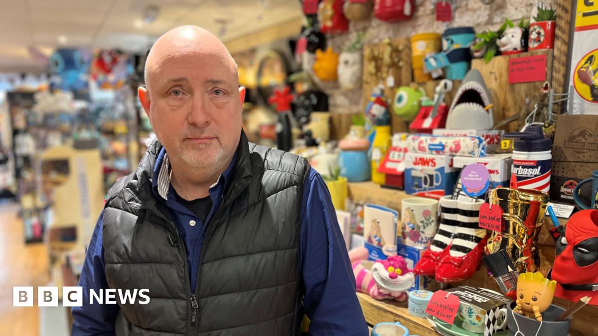 The shopkeepers confronting festive shoplifters