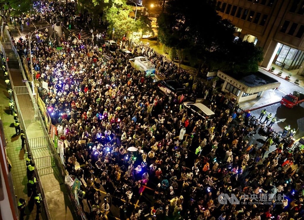 Thousands march in Taipei against opposition-led amendments