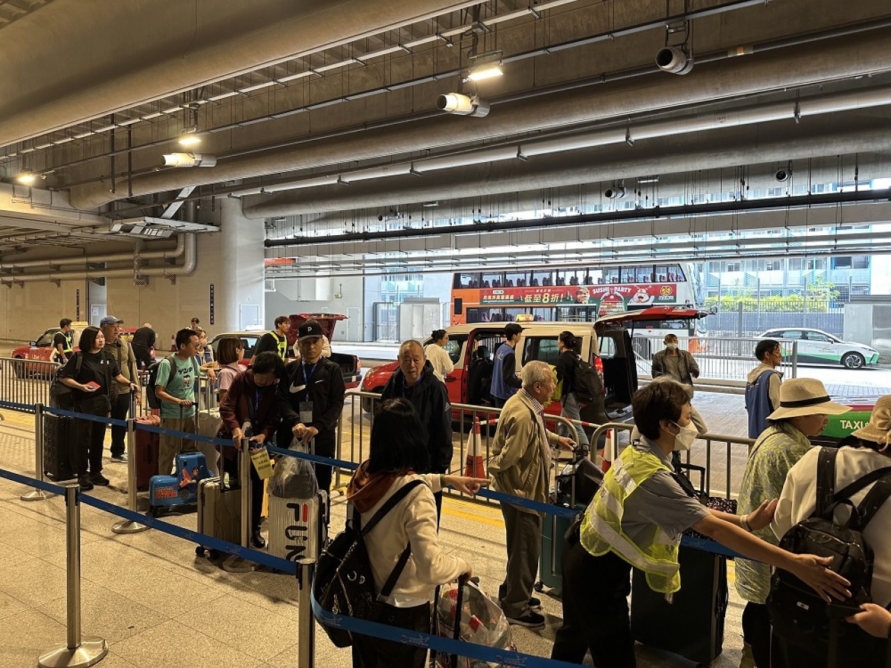 Tourists satisfied with cruise terminal transport