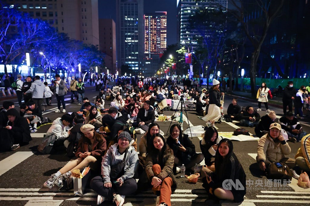 Visitors, residents gear up for Taipei 101 fireworks, performances