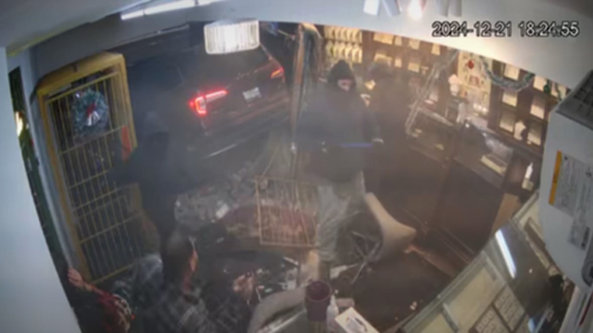 WATCH | Montreal jewelry store owner tries to fight off robbers