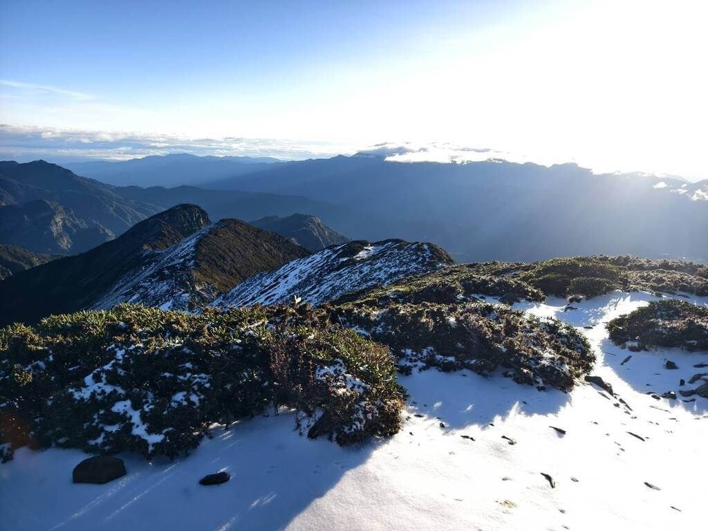 Xueshan gets 1st snow of winter, accumulation reaches 3-5 cm