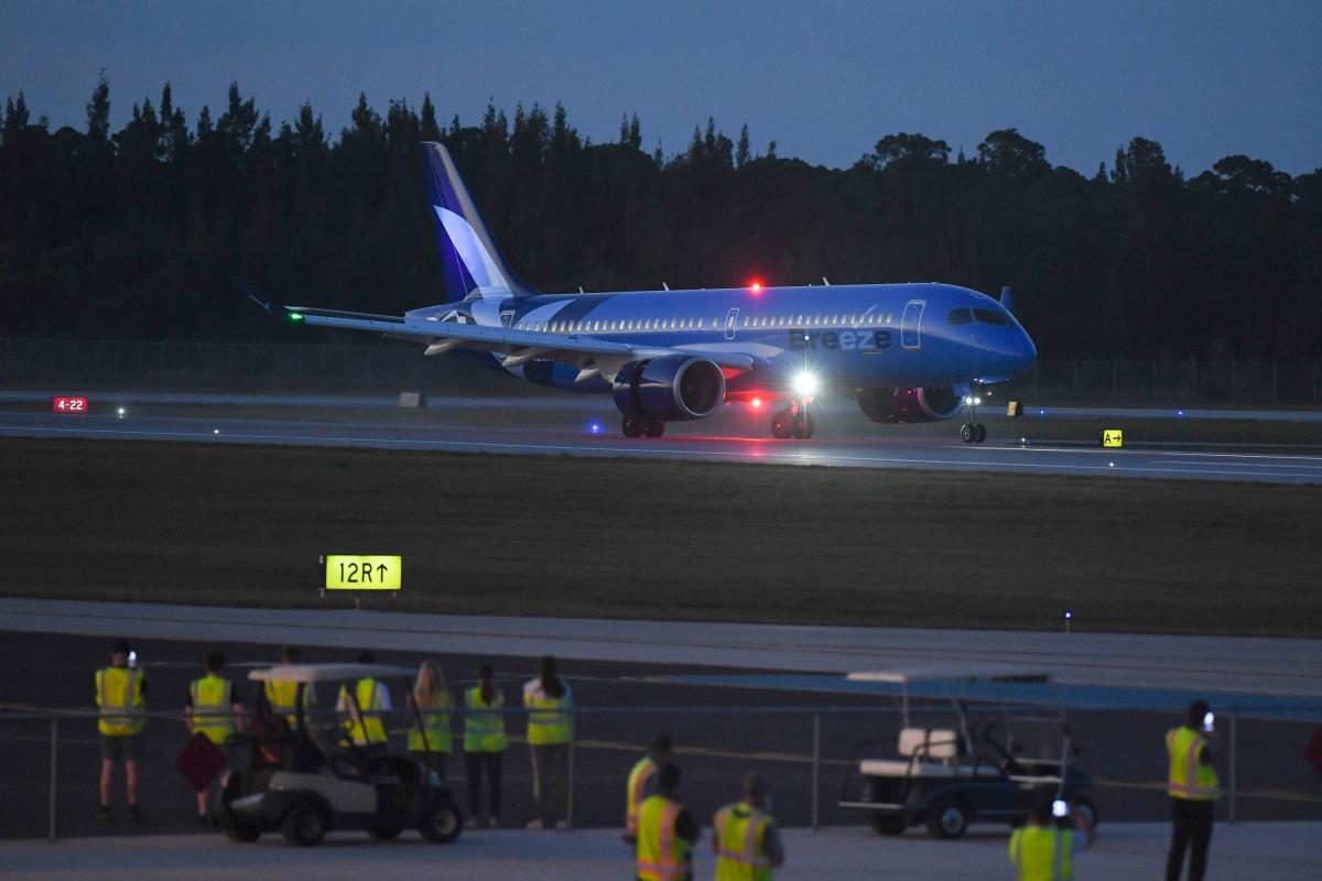 Where does Breeze Airways fly from Vero Beach Regional Airport in 2025?