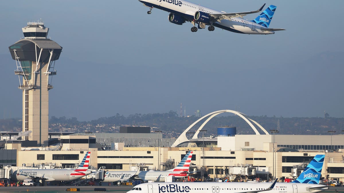 2 people found dead in landing gear of JetBlue plane in Florida