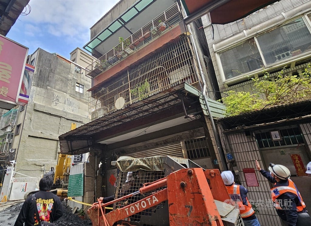 22 evacuated from tilting building near construction site in Sanchong