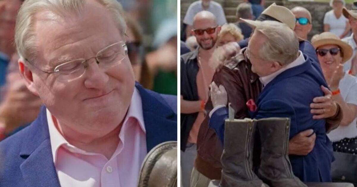 Antiques Roadshow expert hugs guest after '20-year quest' leads to emotional discovery