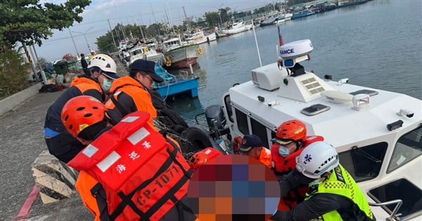 Captain of small boat dies after capsizing incident