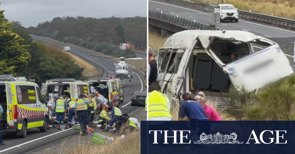 Children hospitalised after minibus crash