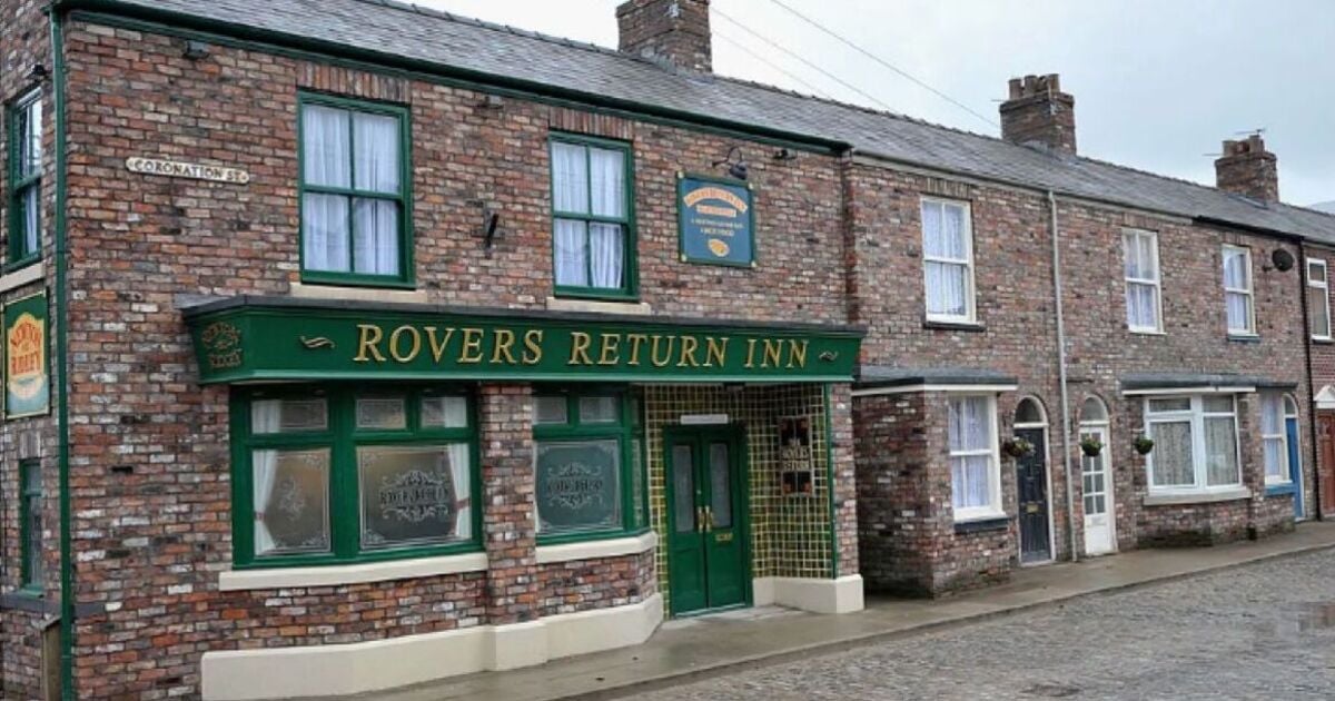 Coronation Streets bosses facing cast revolt after long hours and 'fear of axe'