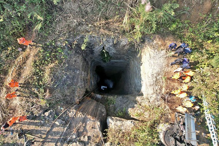 Divers retrieve body in search for miners trapped in flooded shaft