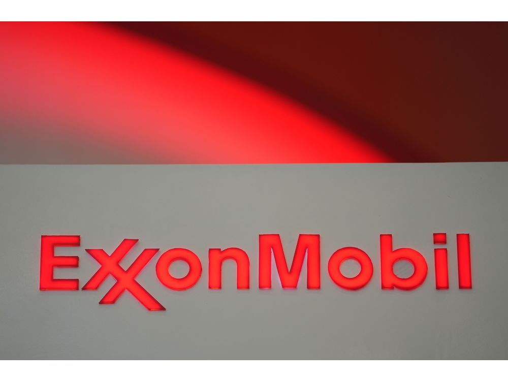 Exxon Drops After Warning of Oil, Refining Hit to 4Q Profit