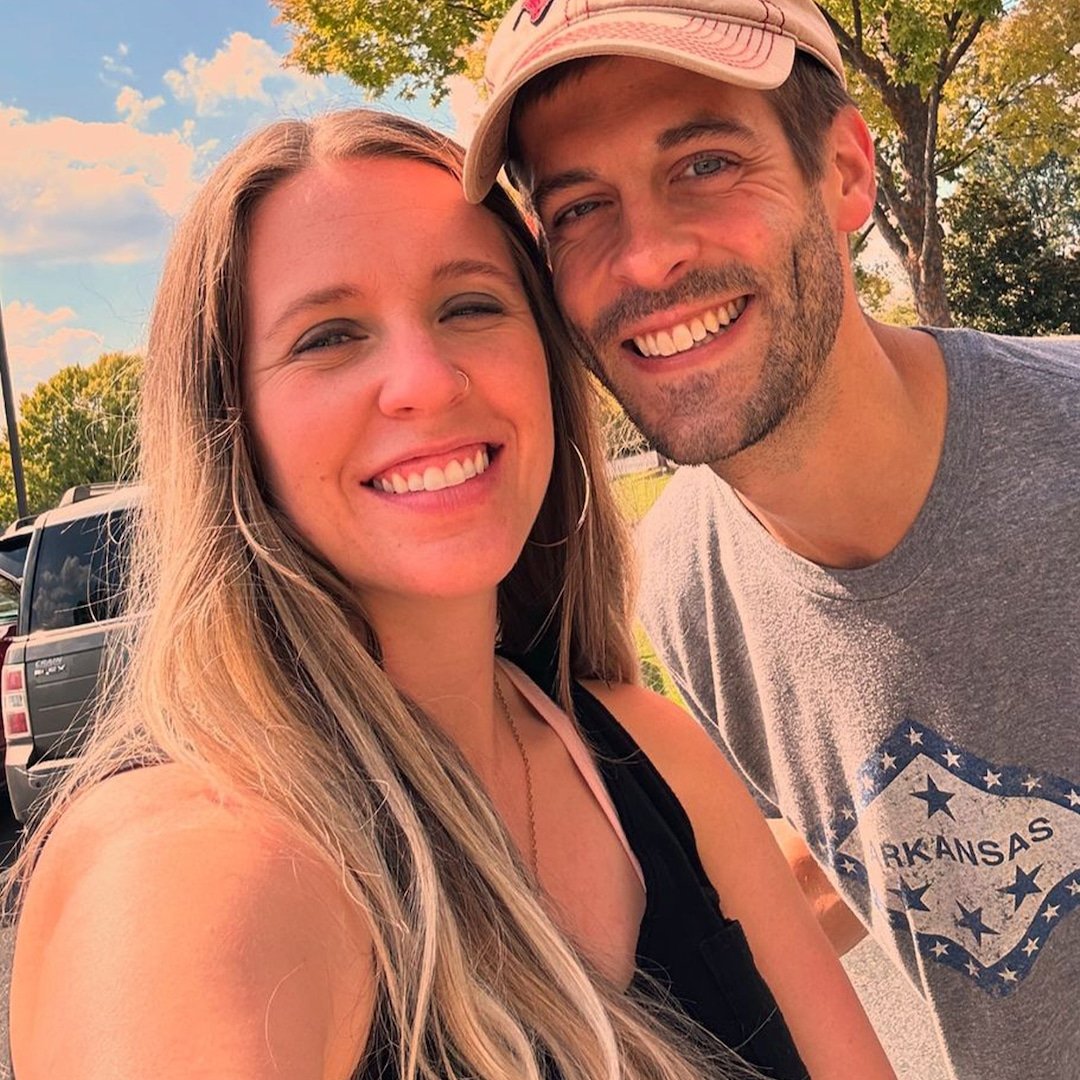 
                        Jill Duggar's Husband Clarifies Where He Stands With Jim Bob Duggar
                