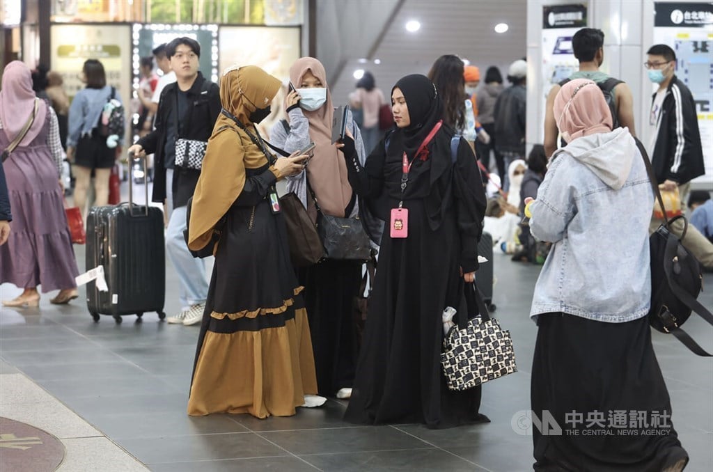 Language barrier biggest problem for employers of migrant workers: Survey